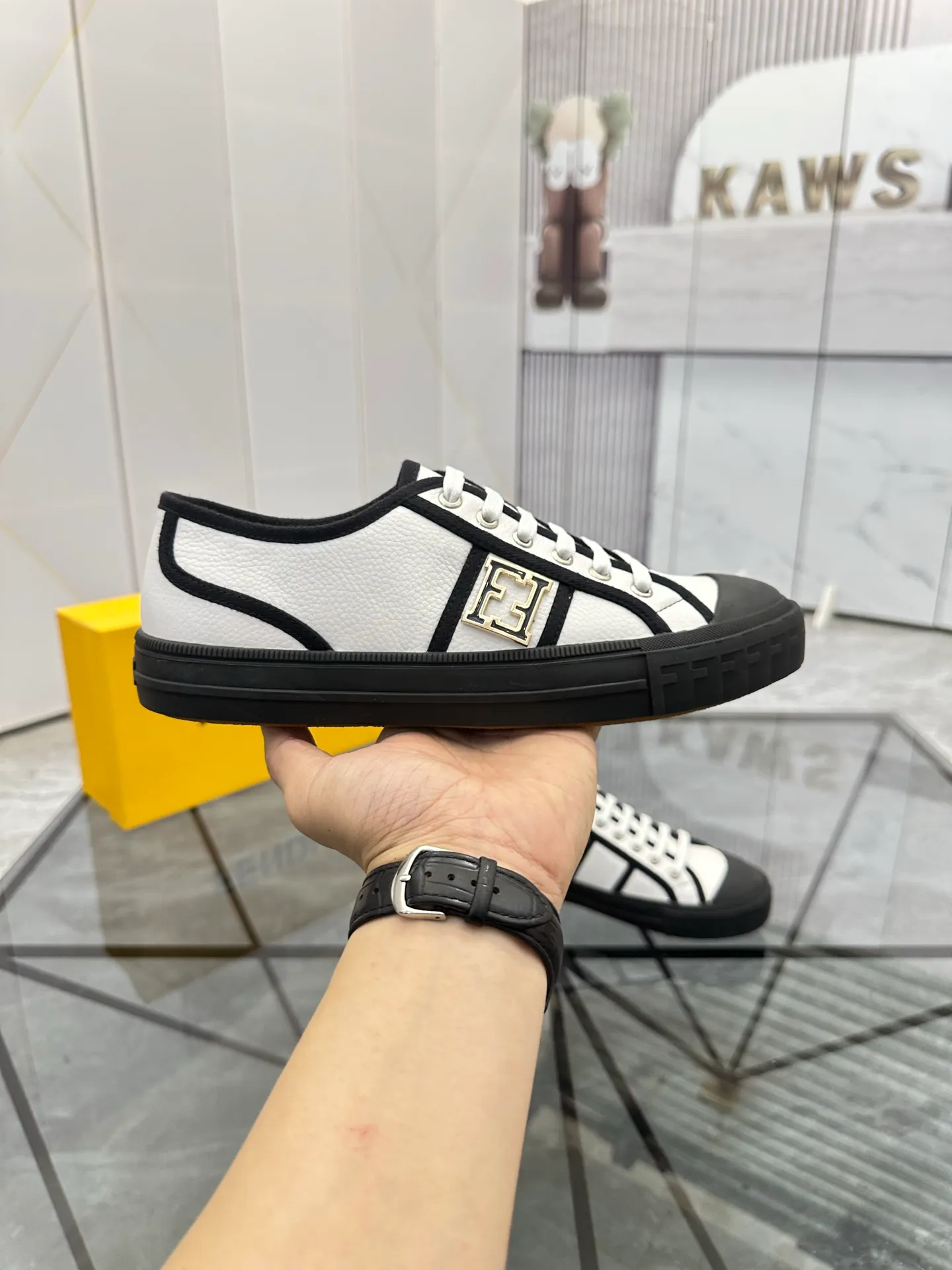 Selling men's shoes 💰: 💰P440¥ Product trademark: Fendi* "Fendi*" low-top casual shoes Regular size: 38-44 (can be customized to 45) Product materials: imported cowhide upper, sheepskin lining, original outsole. No.:6735
